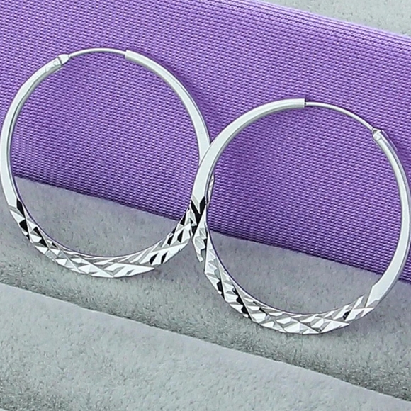 NEW 18K WHITE GOLD DIAMOND CUT ROUND HOOP EARRINGS